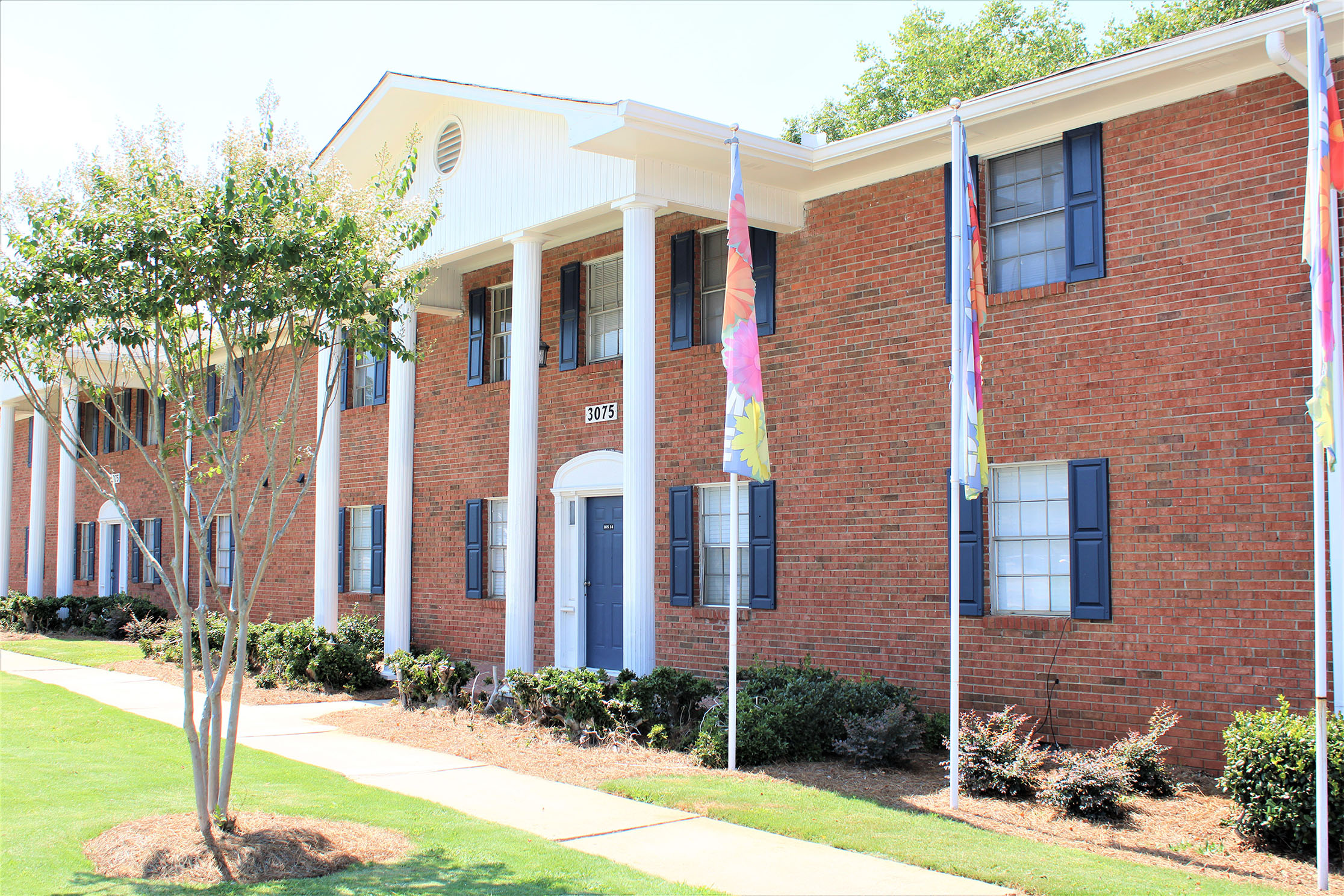 apartment with white pillars at Lexington I & II Apartments, Lexington Apartments, apartments near me, apartments in Atlanta, Atlanta GA apartments, townhouses in Atlanta, townhouse to rent in ATL